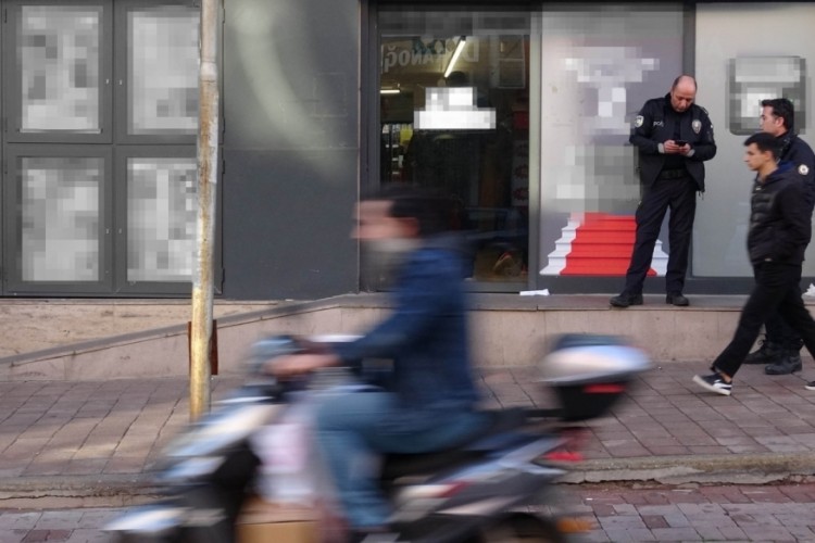 Hırsızlık i&ccedil;in girdiği markette 3 &ccedil;alışanı bı&ccedil;akla yaraladı