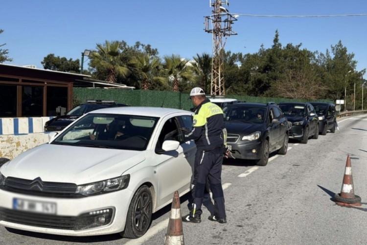 Akın akın geliyorlar! Turistik il&ccedil;eye yılbaşı &ouml;ncesinde 10 bin ara&ccedil; giriş yaptı