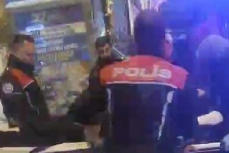 Kadınların bı&ccedil;aklı kavgası kanlı bitti: &Ouml;l&uuml; ve yaralı var...
