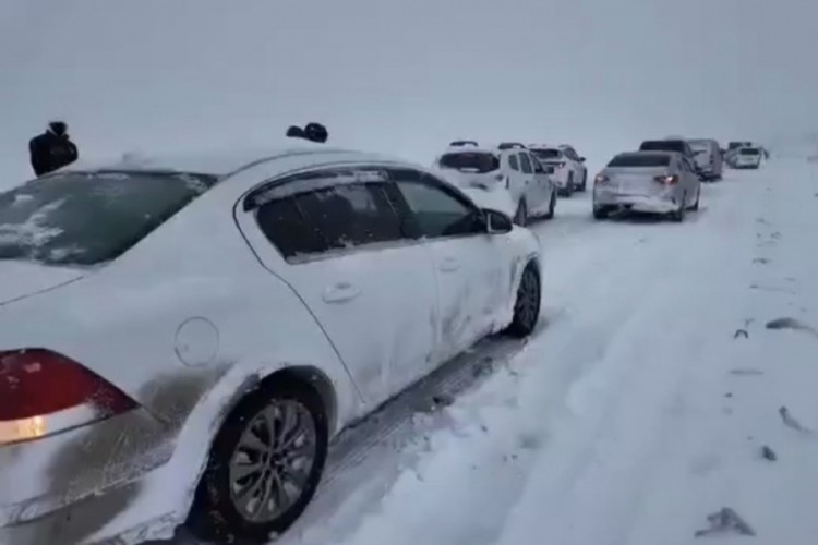 Diyarbakır'da iki g&uuml;nd&uuml;r devam eden kar trafiği fel&ccedil; etti