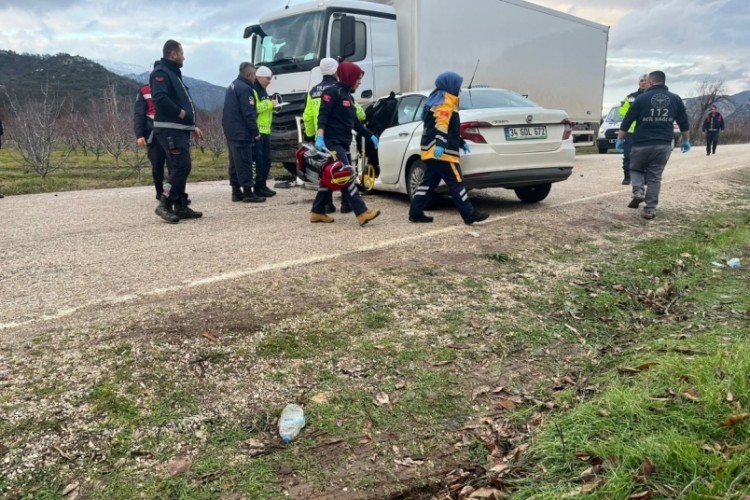Otomobil park halindeki kamyona &ccedil;arptı: &Ouml;l&uuml; ve yaralılar var...