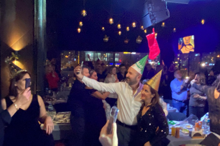 Meze &Ouml;zl&uuml;ce'de Mehmet &Ccedil;evik ile yeni yıl coşkusu