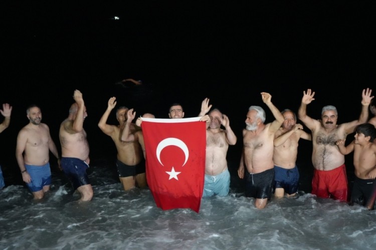 Antalya'de rit&uuml;el bozulmadı, deniz tutkunları 2026'ya da denizde girdi