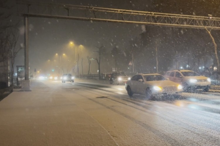 İstanbul yeni yıla kar yağışı ile girdi