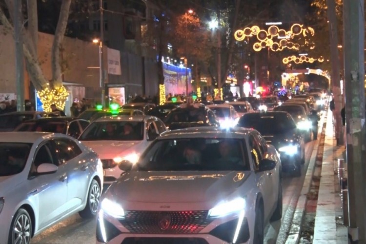 Bağdat Caddesi'ndeki yeni yıl kutlamaları &ouml;nceki senelere g&ouml;re s&ouml;n&uuml;k ge&ccedil;ti