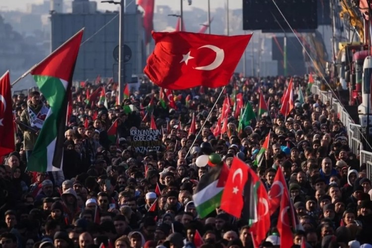 T&uuml;rkiye Gazze i&ccedil;in ayakta: On binler Galata K&ouml;pr&uuml;s&uuml;'nde buluştu