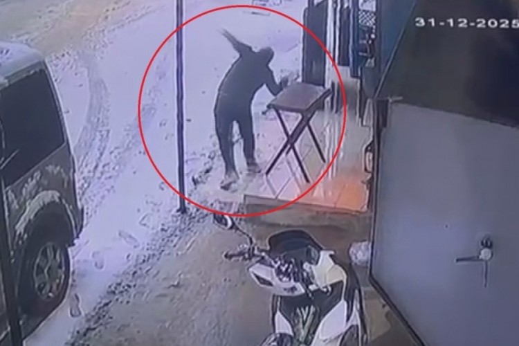 Kar yağışından dolayı kayganlaşan zemine ayağını atan yerle bir oldu