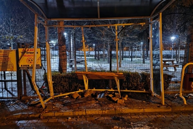 Bursa'da buzlu yol faciaya yol a&ccedil;tı: Cip durağa daldı