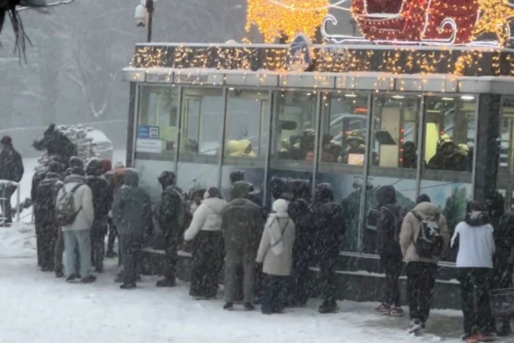 Bursa'da kar yağdı, herkes oraya koştu! Zirve yolunda yoğunluk...