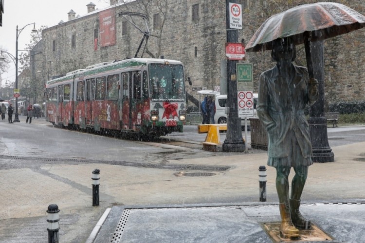Bursa'da herkes aynı noktaya bakıyor! İ&ccedil;ini g&ouml;ren b&uuml;y&uuml;leniyor