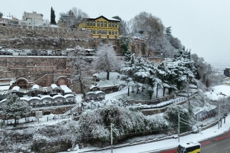 Bursa yeni yıla beyaz uyandı: Kent kartpostallık g&ouml;r&uuml;nt&uuml;lere b&uuml;r&uuml;nd&uuml;