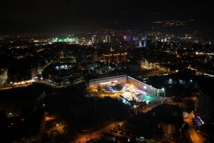 Bursa Nil&uuml;ferliler 2026'yı Cumhuriyet Meydanı'nda karşıladı