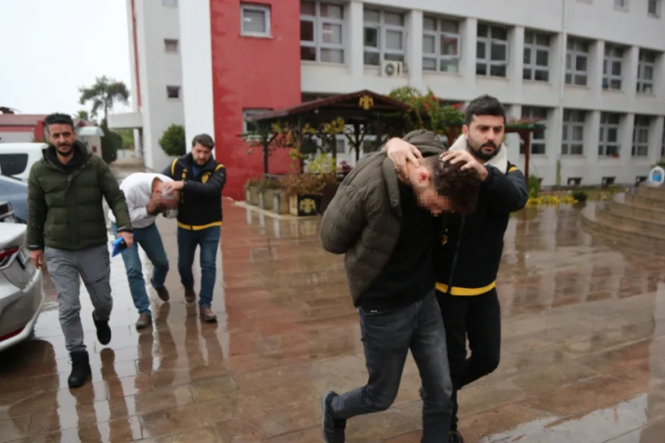 Ka&ccedil;ak sigara g&ouml;ndermek isterken kargo şubesi m&uuml;d&uuml;r&uuml;n&uuml; &ouml;ld&uuml;ren ş&uuml;pheli tutuklandı