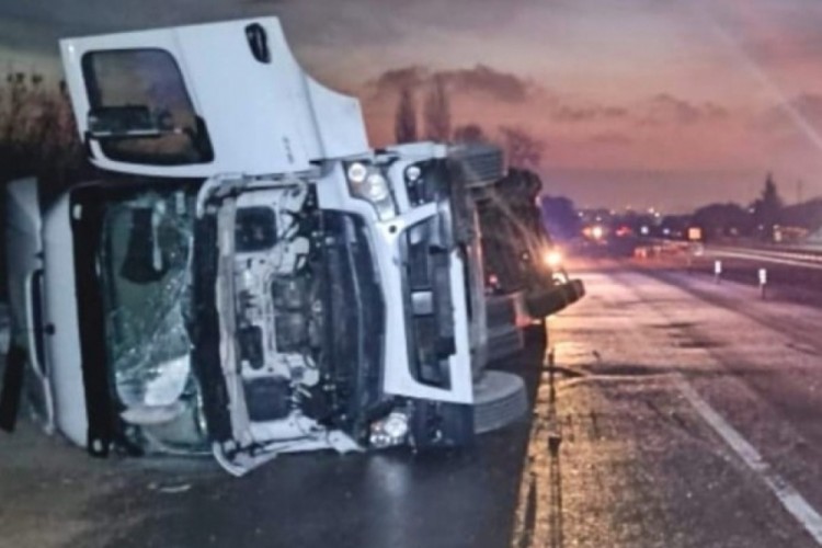 Bursa'da feci kaza: İplik y&uuml;kl&uuml; tır devrildi!