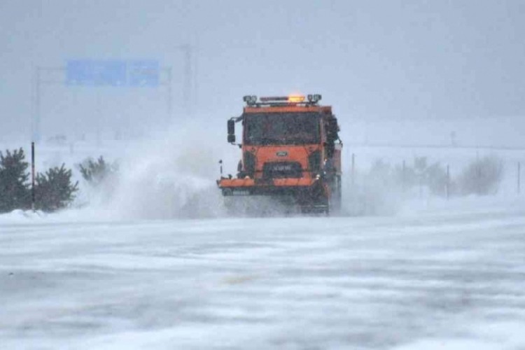 Kar ve tipi nedeniyle kapanan kara yolu ulaşıma a&ccedil;ıldı!