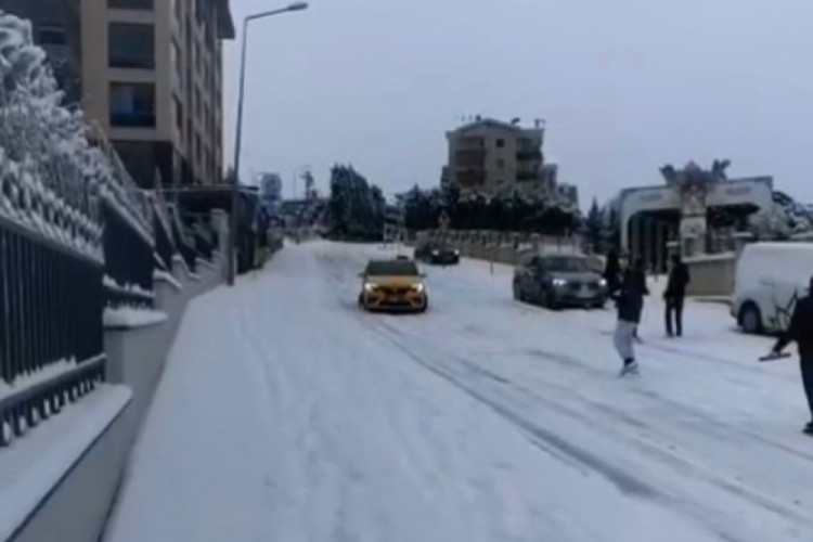 Bursa'da yeni yıla buzlu başlangı&ccedil;: Ara&ccedil;lar yolda kaydı, kazalar kamerada
