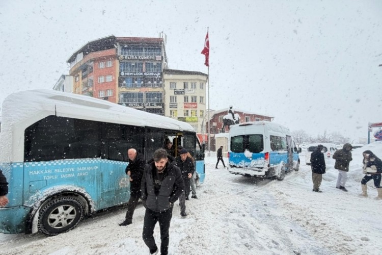 Hakkari'de 357 yerleşim yerinin yolu kapandı