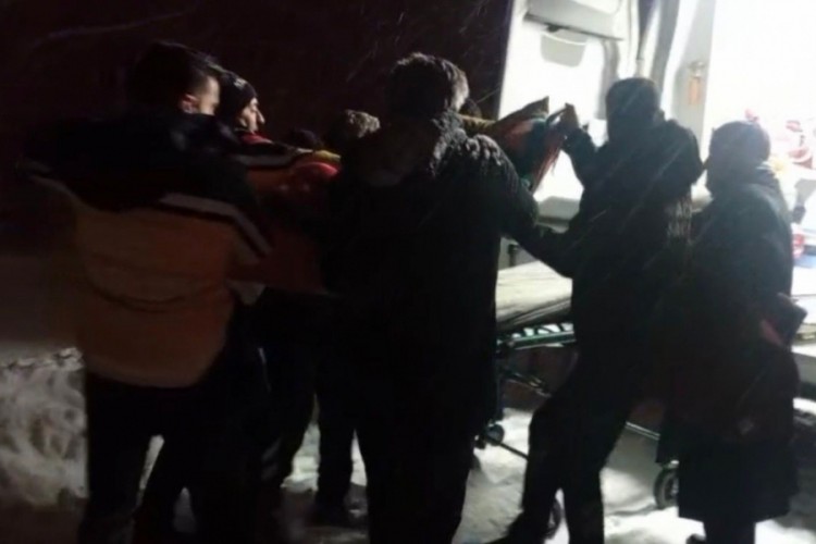 Kapalı k&ouml;y yolu a&ccedil;ıldı, 72 yaşındaki hasta hastaneye ulaştırıldı