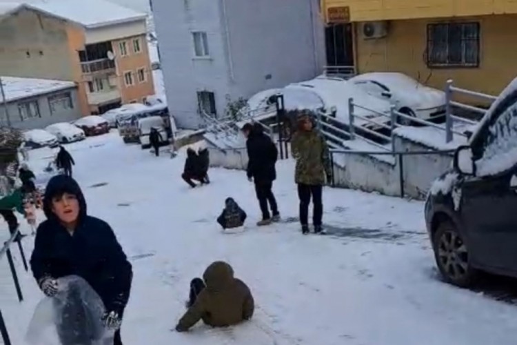 Bursa'da nostaljik kar sevinci! Poşetler yeniden kızak oldu...