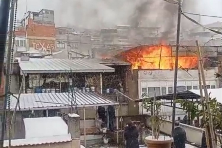 Bursa'da korkutan yangın! Patlamalar yaşanıyor...