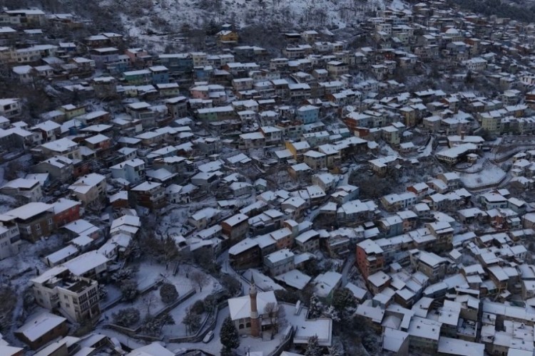 Bursa'da kış masalı: Sokaklarda kayak, &ccedil;atılarda kar