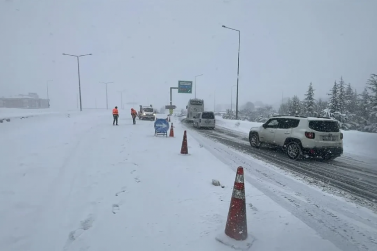 Yola &ccedil;ıkacaklar dikkat! İstanbul istikameti trafiğe kapatıldı