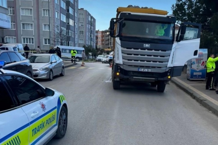 Bandırma'da dehşet, hafriyat kamyonu kadını 10 metre s&uuml;r&uuml;kledi &nbsp;