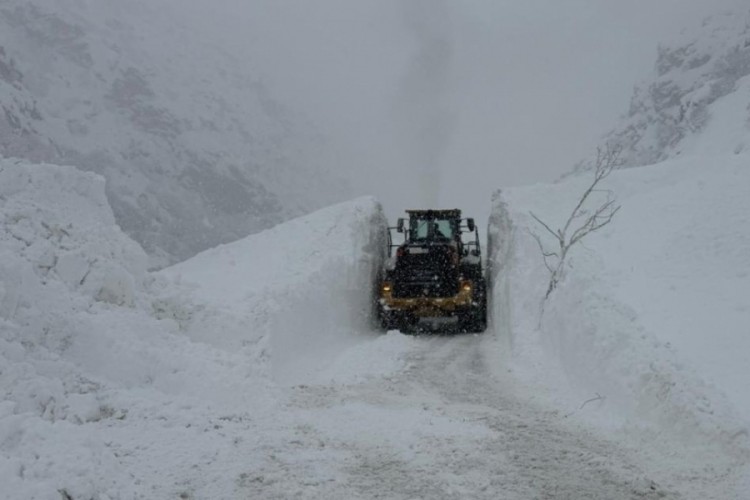 Hakkari-Şırnak kara yoluna &ccedil;ığ d&uuml;şt&uuml;