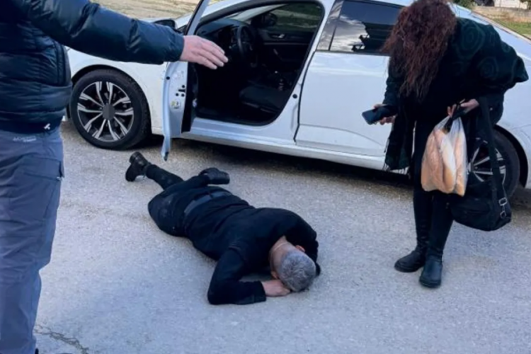 Seyir halindeki otomobile kurşun yağdırdılar! 1 yaralı