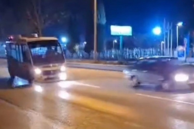 Bursa'da film gibi kovalamaca: Alkoll&uuml; minib&uuml;s şof&ouml;r&uuml; kilometrelerce ka&ccedil;tı!