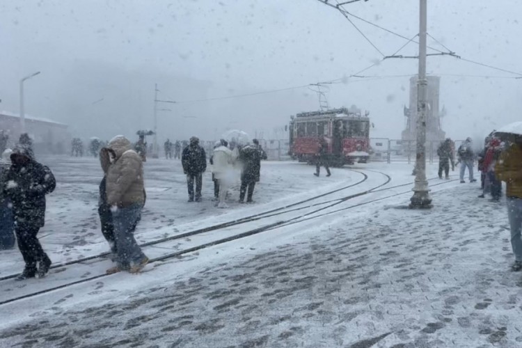 Taksim karla kaplandı