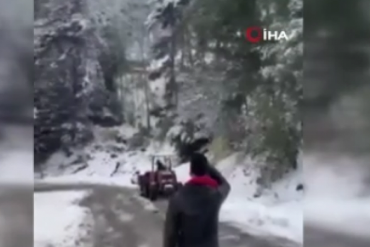 Kapanan k&ouml;y yollarını muhtar kendi imkanlarıyla a&ccedil;ıyor
