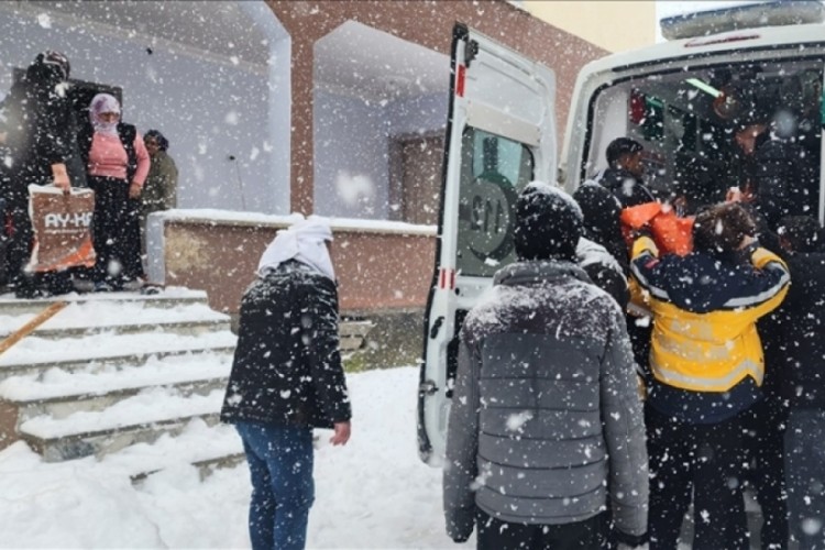 Muş'ta yolu kardan kapanan k&ouml;ydeki hasta hastaneye ulaştırıldı