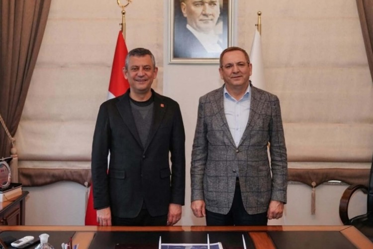 &Ouml;zg&uuml;r &Ouml;zel, Ayvalık Belediyesi'ni ziyaret etti