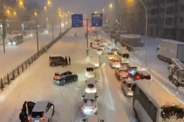 Diyarbakır'da okullar 1 g&uuml;n tatil edildi