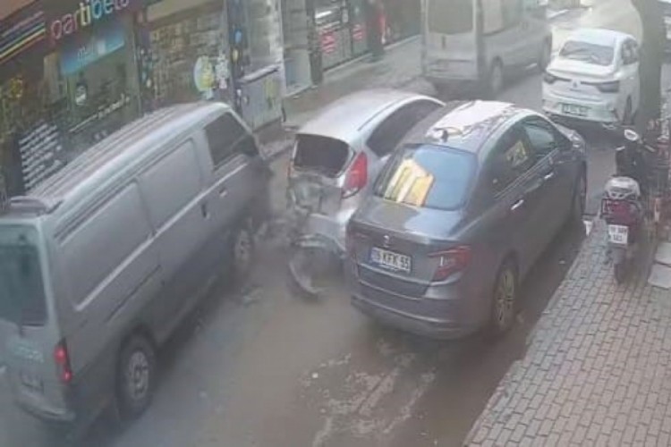 Bursa'da korku dolu anlar! Minib&uuml;s&uuml;n &ccedil;arptığı ara&ccedil; metrelerce s&uuml;r&uuml;klendi...