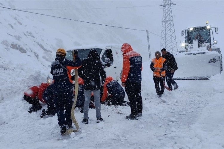 Hakkari'de &ccedil;ığ altında kalan hafif ticari ara&ccedil;taki 2 kişi kurtarıldı
