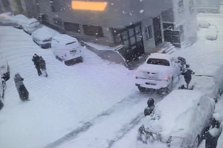 Kar topu oynayan kardeşlere aracıyla &ccedil;arptı! Olay yerinden ka&ccedil;tı...