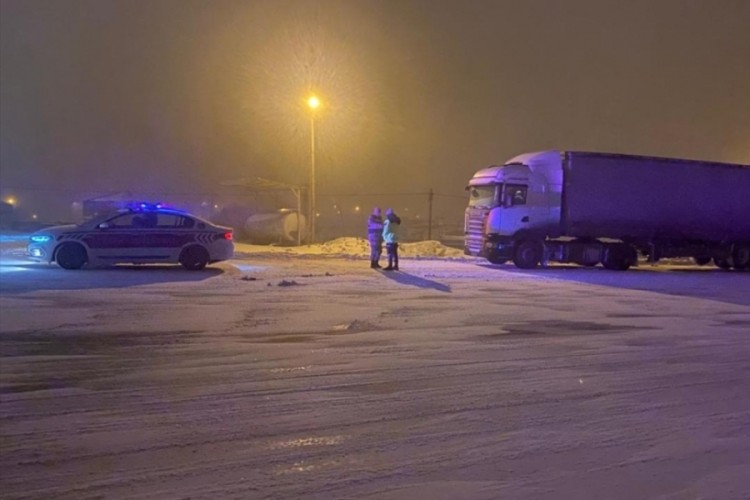 Kars-Ardahan kara yolu ağır tonajlı ara&ccedil; trafiğine kapatıldı