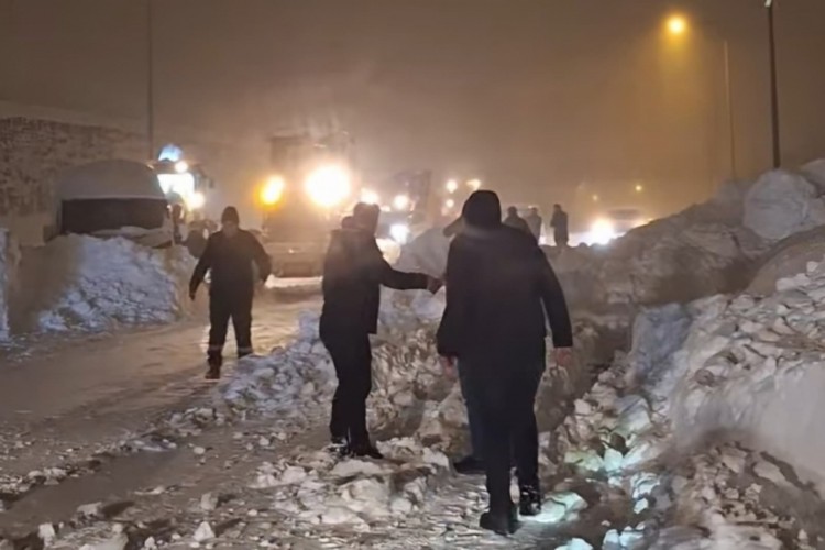 Seyir halindeki yakıt tankeri &uuml;zerine &ccedil;ığ d&uuml;şt&uuml;; s&uuml;r&uuml;c&uuml; sağ kurtarıldı