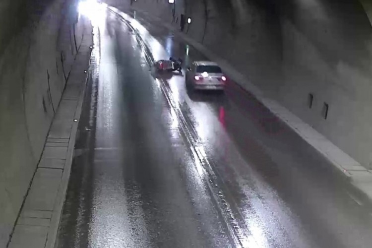 Sollamaya &ccedil;alıştığı otomobilin &ouml;n&uuml;ne d&uuml;şt&uuml;, ezilmekten son anda kurtuldu