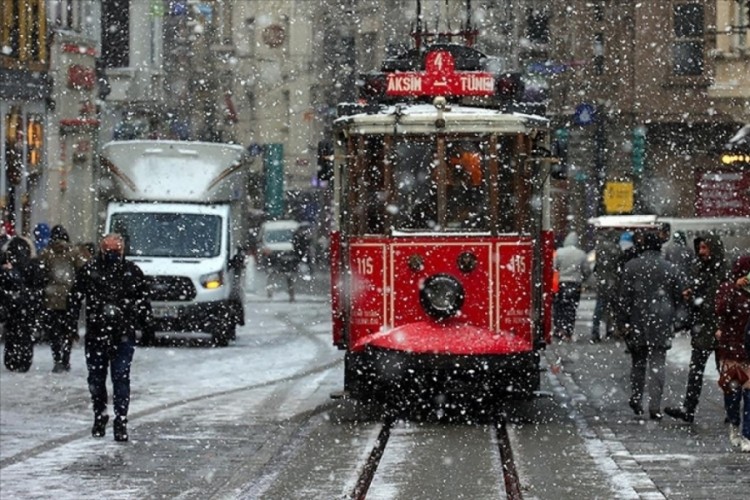 İstanbul'da 5 il&ccedil;ede okullar 1 g&uuml;n s&uuml;reyle tatil edildi