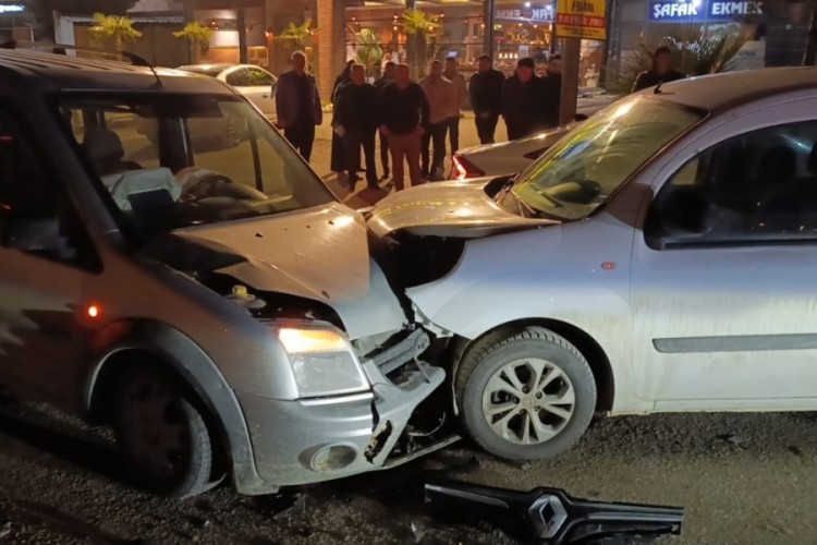Bursa'da kaza haberlerinin ardı arkası kesilmiyor! Kafa kafaya &ccedil;arpıştılar...