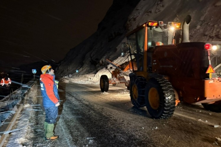 Van-Bitlis karayoluna &ccedil;ığ d&uuml;şt&uuml;