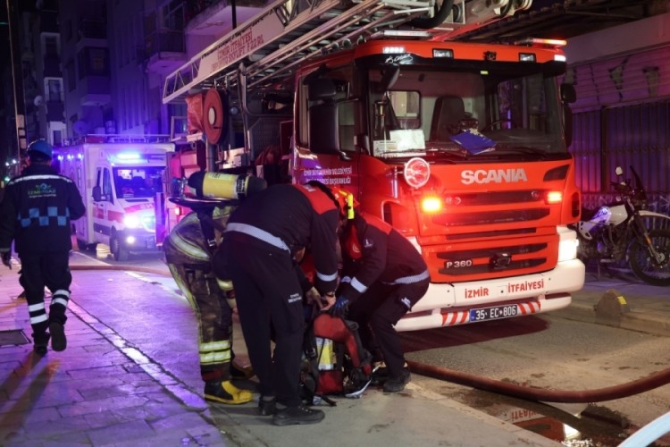 İzmir'de kafenin &ccedil;atı katında yangın: 2 kişi dumandan etkilendi