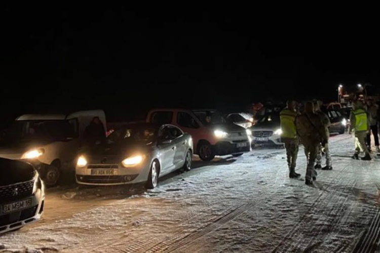 Karda kayan tır yolu kapadı, y&uuml;zlerce insan saatlerce mahsur kaldı