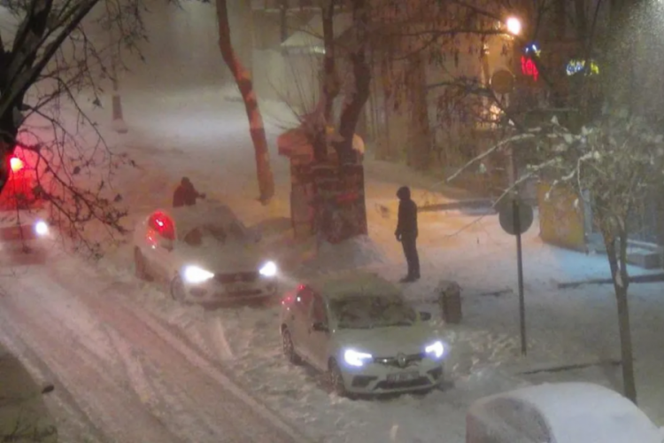 G&ouml;z g&ouml;z&uuml; g&ouml;rm&uuml;yor! Yollar kapandı, valilikten hayati uyarı var