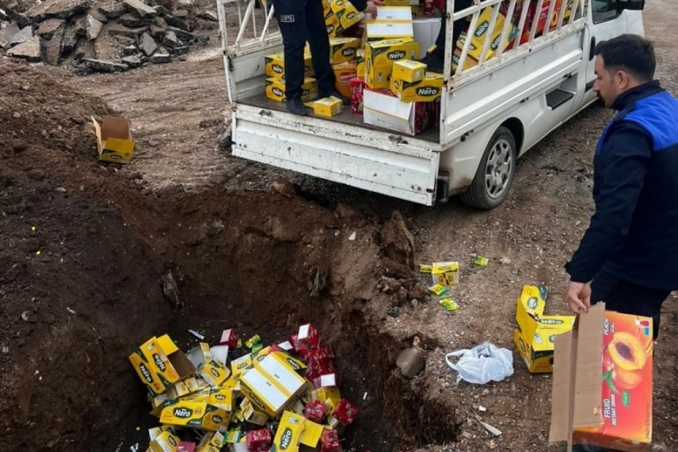 Gıda alarmı: 465 kilo &uuml;r&uuml;n toprağa g&ouml;m&uuml;ld&uuml;