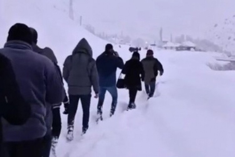 &Ccedil;ığla kapanan yolda mahsur kalan 100 kişi k&ouml;yde misafir edildi
