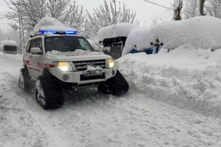 Kardan k&ouml;y yolları kapandı: 2 hasta i&ccedil;in zamanla yarıştılar!